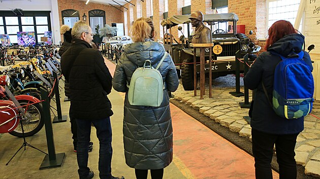 Nada�n� fond  Plze� sob� otev�el v b�val�m depu vozidel MHD muzeum historick�ch motocykl� a automobil� Depo Moto Art. ��st expozice je v�nov�na americk� arm�d�, kter� v kv�tnu 1945 osvobodila Plze�. (9. prosince 2023)