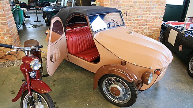 Nada�n� fond  Plze� sob� otev�el v b�val�m depu vozidel MHD muzeum historick�ch motocykl� a automobil� Depo Moto Art. (9. prosince 2023)