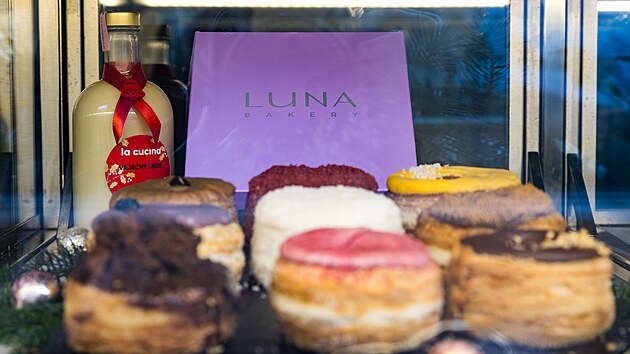 Croissanty, cruffiny, kvskov chleba, ale i smaen croblihy nabz rebrandingov znaka Luna Bakery v Dejvicch i ulici Purkyova. (18. prosince 2023)