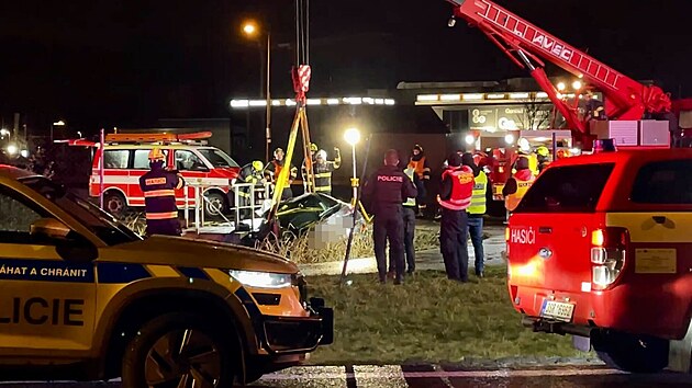Nehoda ve Vestci u Prahy, auto sjelo do retenn ndre v kruhovm objezdu (12. prosince 2023)
