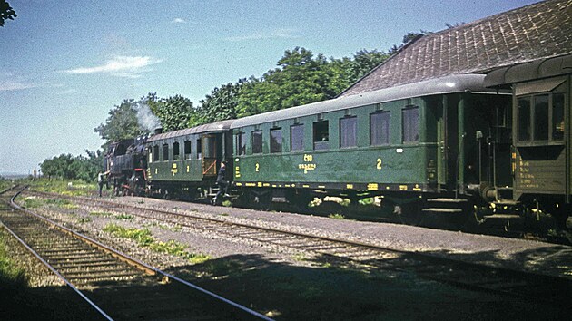 Lokomotiva 433.029 se v ele smenho vlaku chyst na cestu do Nezamyslic (1970).