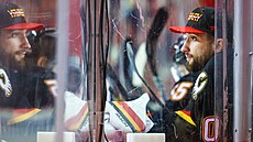 Daniel Vladař na střídačce Calgary.