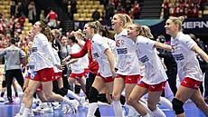 Dánské házenká�ky oslavují postup do semifinále mistrovství sv�ta.