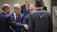 Olaf Scholz a Viktor Orbán na jednání Evropské rady v Bruselu (14. prosince...