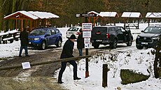 Smute�ní hosté p�ijí�d�jí do zámeckého parku v Orlíku nad Vltavou, kde se má...