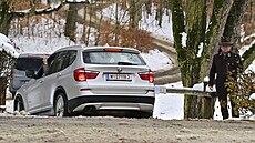 Smute�ní hosté p�ijí�d�jí do zámeckého parku v Orlíku nad Vltavou, kde se má...