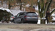 Smute�ní hosté p�ijí�d�jí do zámeckého parku v Orlíku nad Vltavou, kde se má...