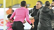 éf klubu Ankaragücü Faruk Koca inzultuje pi zápase turecké ligy rozhodího...