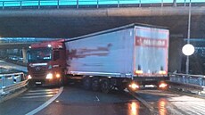 Kamion zablokoval silnici v Brn na sjezdu z Královopolského tunelu ve smru na...