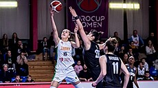 Brnnská basketbalistka Elika Hamzová útoí na ko Besiktase Istanbul v utkání...