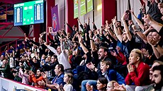 Fanouci abin slaví úspnou akci v zápase play off EuroCupu proti Besiktasi...
