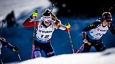 Biatlonistka Markéta Davidové bojuje ve stíhacím závod� b�hem zastávky...