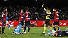 Útoník Neapole Victor Osimhen vidí lutou kartu v zápase s Cagliari, do...