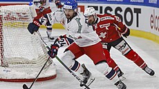 �eský obránce Filip Pyrochta vyvá�í kotou� zpoza branky b�hem utkání se...