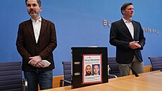 Komise Bundestagu vy�et�ující skandál spole�nosti Wirecard s fotografií, na ní�...