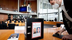 V konferen�ní místnostii N�meckého spolkového sn�mu je vid�t spis s...
