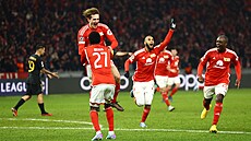 Alex Král oslavuje se spoluhrá�i gól proti Realu Madrid.