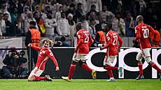 Alex Král a jeho oslava p�ed p�íznivci Realu Madrid.