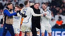 Hrá�i Kodan� si u�ívají postupové emoce i s trenérem Neestrupem.