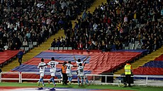 Fotbalisté Girony oslavují na barcelonském Olympijském stadionu gól s fanouky.