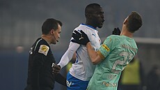 Abdullahi Tanko z Baníku Ostrava atakuje slávistického Davida Doudru.