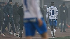 Abdullahi Tanko z Baníku Ostrava odchází po vylouení ze zápasu se Slavií.