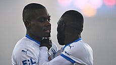Gigli Ndefe (vlevo) ukliduje Abdullahiho Tanka v utkání se Slavií.