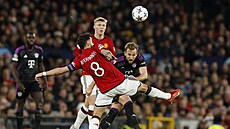 Bruno Fernandes z Manchesteru United (8) blokuje st�elecký pokus Harryho Kanea...