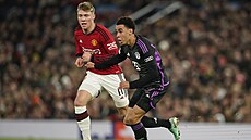 Jamal Musiala z Bayernu si navádí mí� s úto�níkem Rasmusem Höjlundem z...