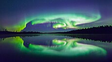 Polární zá�e se zrcadlí v jeze�e poblí� Posia, které se nachází v...