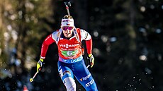 Lucie Charvátová na trati tafetového závodu v Hochfilzenu