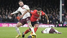 Obránce Kyle Walker z Manchesteru City (vlevo) se snaí udret mí proti Jacobu...