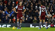 Záložník Tomáš Souček se svými spoluhráči z West Hamu po pátém inkasovaném gólu...