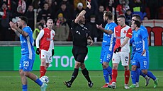 Mladoboleslavský útočník Matěj Pulkrab inkasuje v utkání proti Slavii žlutou...