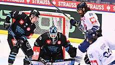 Filip Král z Pelicans Lahti odpaluje kotou ped brankovitm v duelu Ligy...