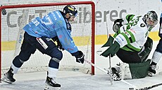 Liberecký úto�ník Kelly Klíma se sna�í v obrovské �anci uklidit kotou� za...