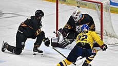 Bud�jovický úto�ník Jakub Valský z p�e�íslení p�ekonává spar�anského branká�e...