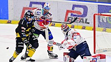 Pardubický obránce Jan Kolá� (29) se p�ed branká�em Romanem Willem p�etla�uje s...