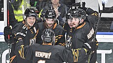 Hokejisté Sparty oslavují gól Aarona Irvinga (24).