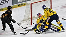 Spar�anský úto�ník Vladimír Sobotka rozhoduje utkání proti Bud�jovicím díky...