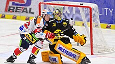 Litvínovský branká� �imon Zají�ek a pardubický úto�ník Robert �í�ka sledují...