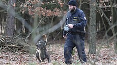 Policie prohledává místo dvojnásobné vra�dy v Klánovicích. (19. prosince 2023)