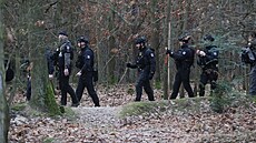 Policie prohledává místo dvojnásobné vra�dy v Klánovicích. (19. prosince 2023)