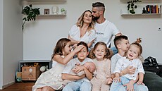 KOMPLETNÍ RODINA. Rodi�e Michaela a Alexander, pod nimi zleva Charlotte (8),...