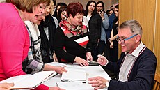 MEZI FANYNKAMI. Autogramiáda úspěšné knihy Postel, hospoda, kostel.