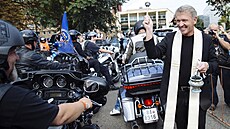 S MOTORKÁŘI. Kněz žehná příznivcům Harley-Davidson na jejich srazu.