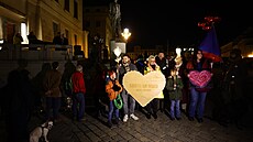 Desítky lidí se sely na námstí Václava Havla v Praze, odkud vyrazily na...