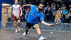 �eský squashista Daniel Mekbib (v modrém).