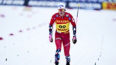 Norský lya Johannes Hösflot Klaebo finiuje v závod na 10 kilometr v...