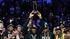 LeBron James dr�í trofej pro neju�ite�n�j�ího hrá�e vlo�eného turnaje NBA,